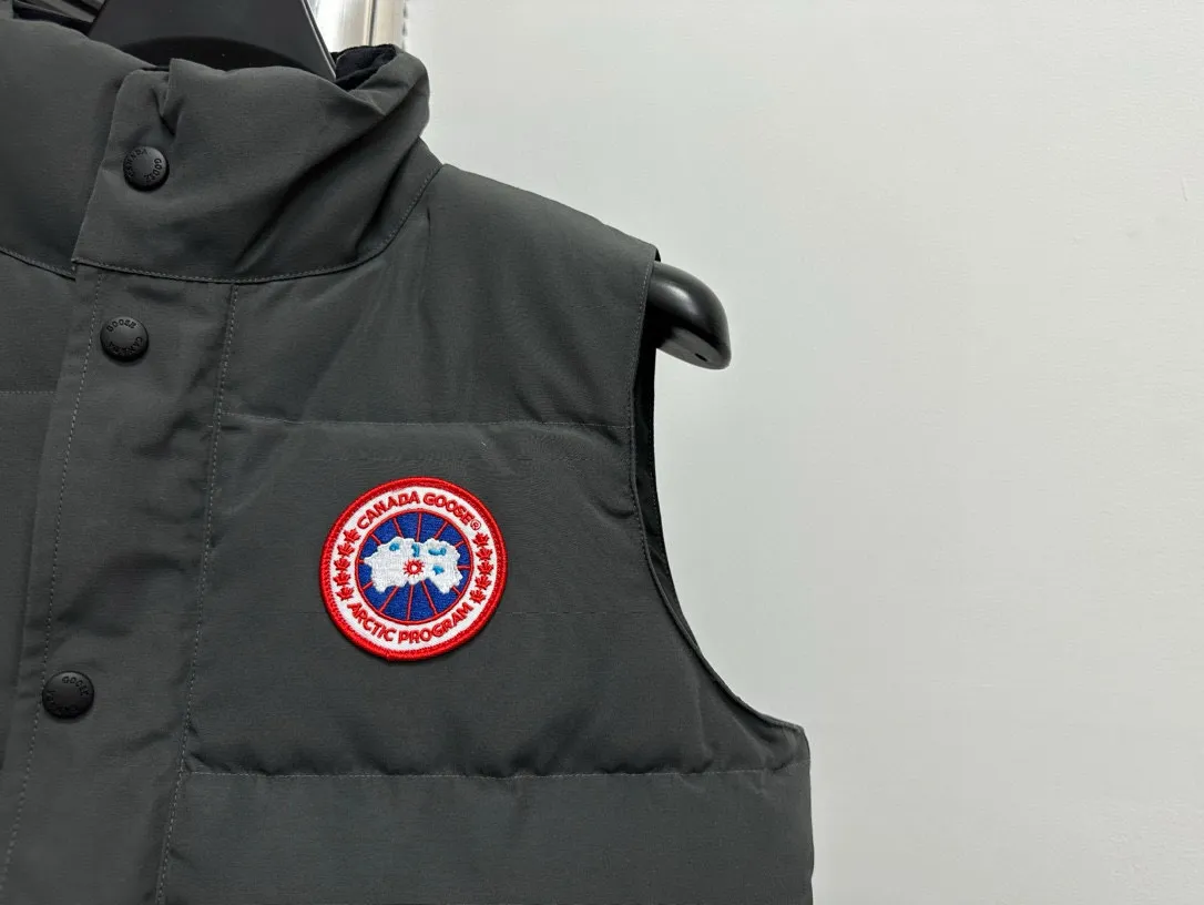 P360 [Canada Goose] Canada Goose #Freestyle Crew 4154M Men’s and Women’s Vest Down# ➖ Imported Behringer embroidery machine with customized 10,000-needle embroidery logo! ➖ Imported 21-count polyester-cotton blended original fabric, using Feather-Light 10D waterproof coating fabric, made of 84.5% polyester fiber and 15.5% cotton, 100% the best feel in the entire network! ➖ The genuine official website uses the national standard 80 white duck down, and will never be misled by false claims such as 90 down or goose down! ➖ 100% nylon nylon lining with double double-layer sealing design to prevent velvet from running away. Top-grade polar fleece is used in the collar and pockets to keep warm and comfortable! ➖ Yoshida YKK provides original custom-made electroplated sliders. YKK two-way lockable zippers are tight and smooth and will not peel off paint! ➖ 3M composite original Velcro is durable, and all accessories and hardware are disassembled and customized! ⛔No slander, no exaggeration, no need for too much copywriting, because it is focused, it is professional!  SIZE: XS S M L XL XXL